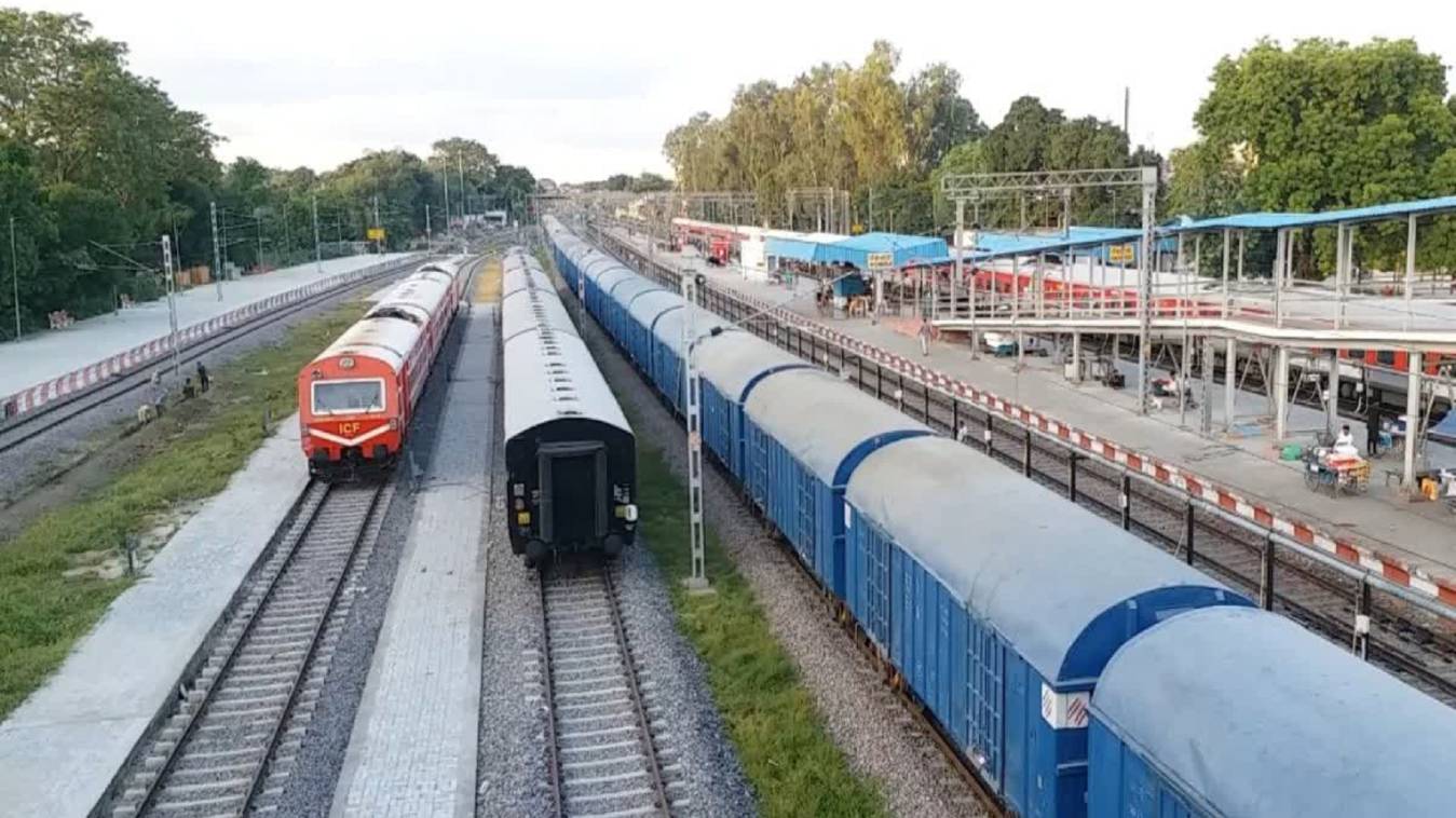 जनरल टिकट पर सफ़र करने वाले यात्रियों को मिलेगी राहत, 12 जोड़ी ट्रेनों में बढ़ाए 32 जनरल कोच