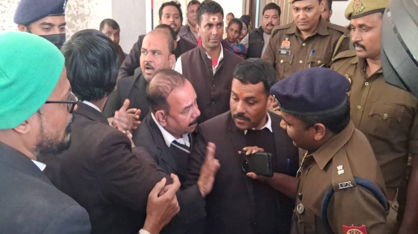 Varanasi: अधिवक्ताओं ने किया पुलिस कमिश्नर ऑफिस पर जबरदस्त धरना- प्रदर्शन 