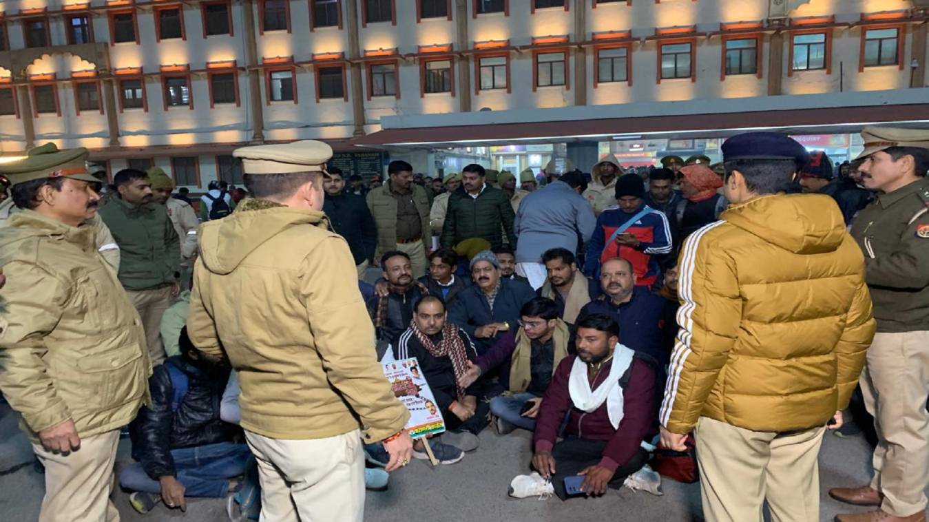 राघवेंद्र चौबे संग सैकड़ों कांग्रेसी नेता कैंट स्टेशन से गिरफ्तार