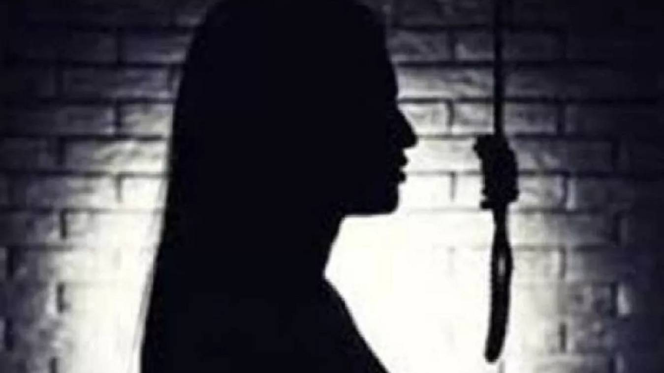  परिजनों की डांट के बाद छात्रा ने लगाई फांसी, मचा कोहराम 