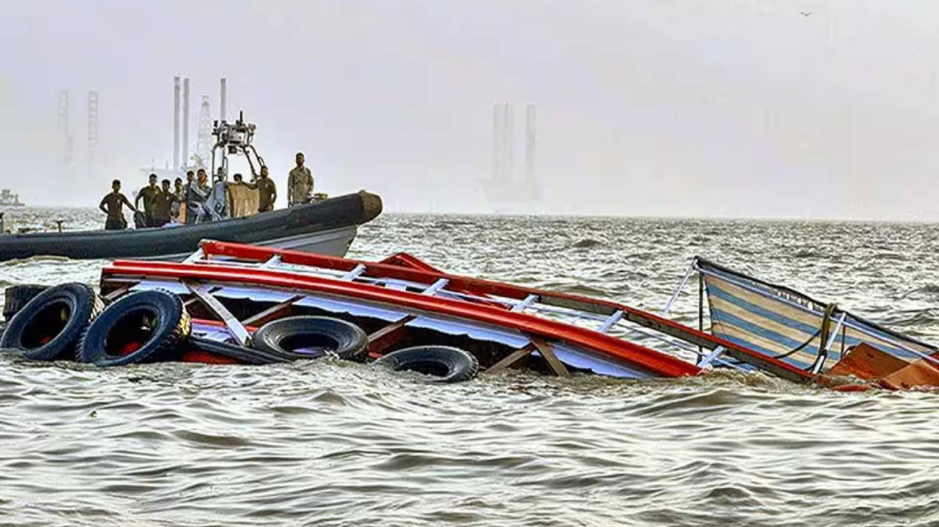 मुंबई में पर्यटक नौका हादसे में एक व्यक्ति और बच्चा लापता