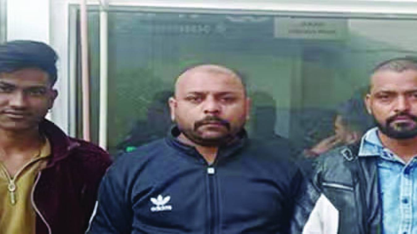  बाल उगाने का दावा करने वाले के सिर पर खुद नहीं बाल