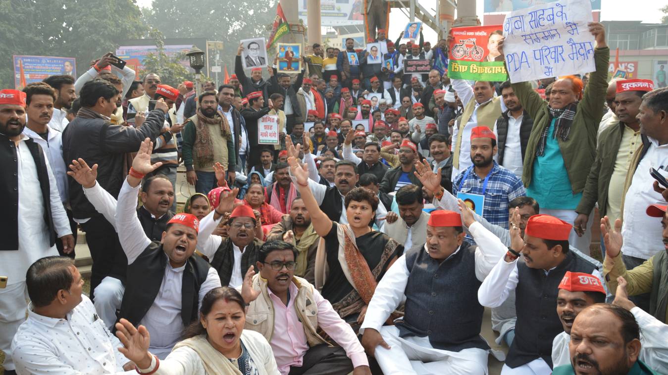  समाजवादी पार्टी का जिला मुख्यालय पर प्रदर्शन, कार्यकर्ता बोले- अमित शाह माफी मांगे और दें इस्तीफ 