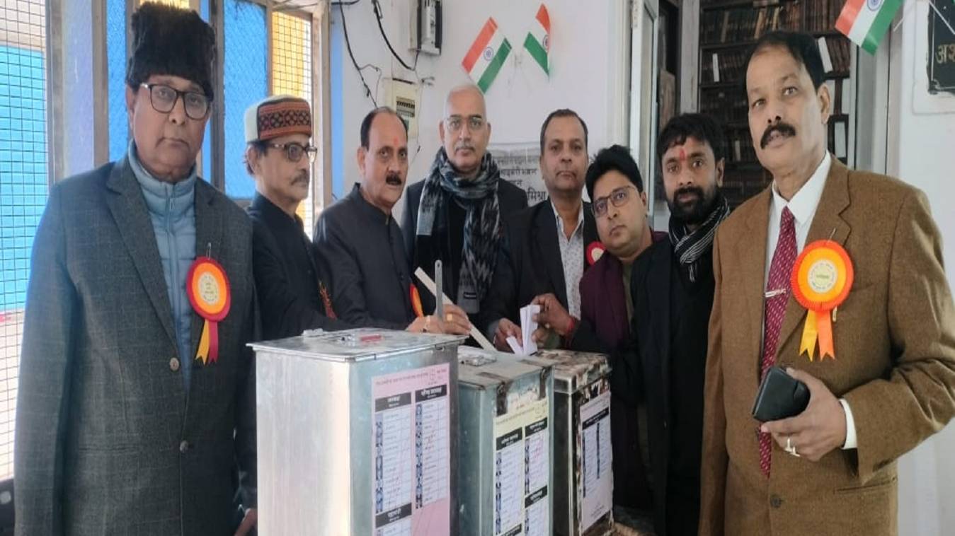 VARANASI: कड़ी सुरक्षा के बीच सेंट्रल बार एसोसिएशन का चुनाव जारी, 65 प्रत्याशियों के लिए 4 बजे तक होंगे मतदान