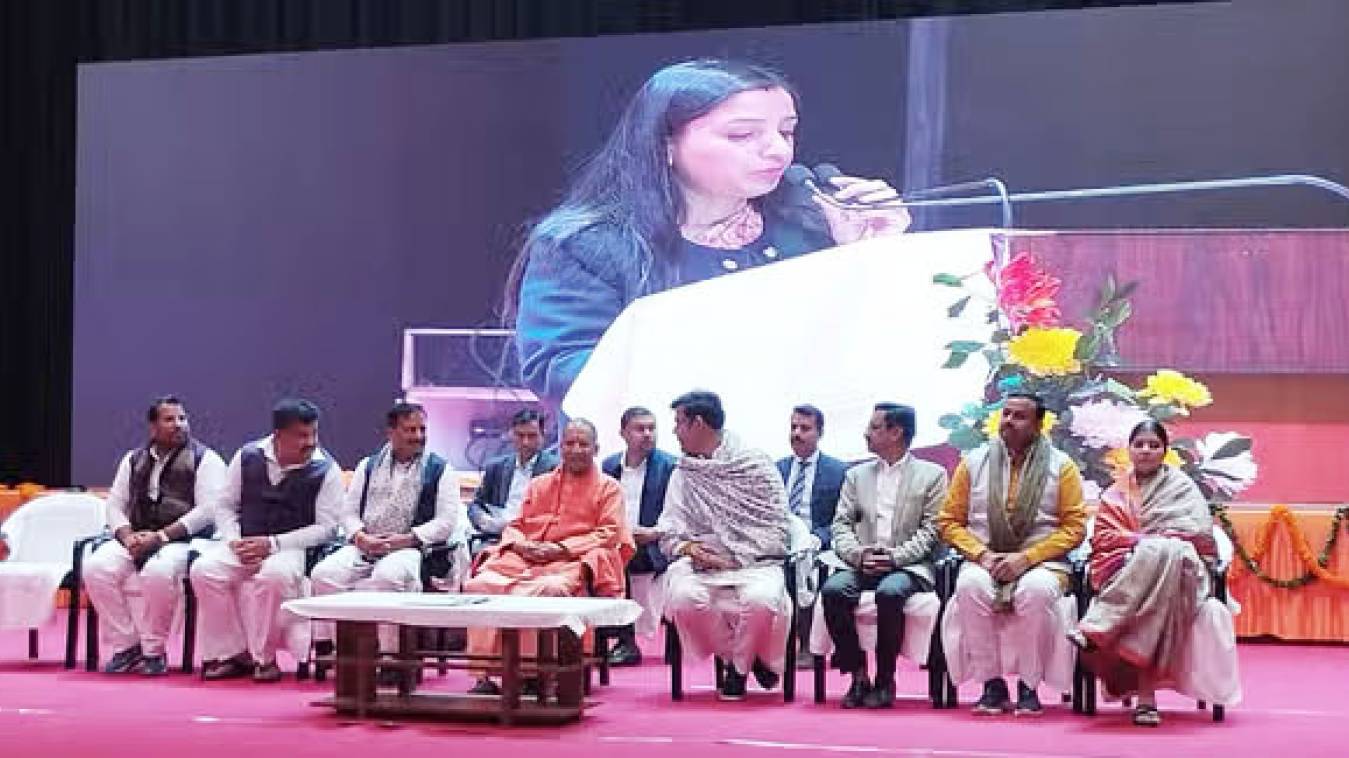 समर्थ और सशक्त समाज के लिए आधी आबादी को स्वावलम्बी बनाने की जरूरत: सीएम योगी