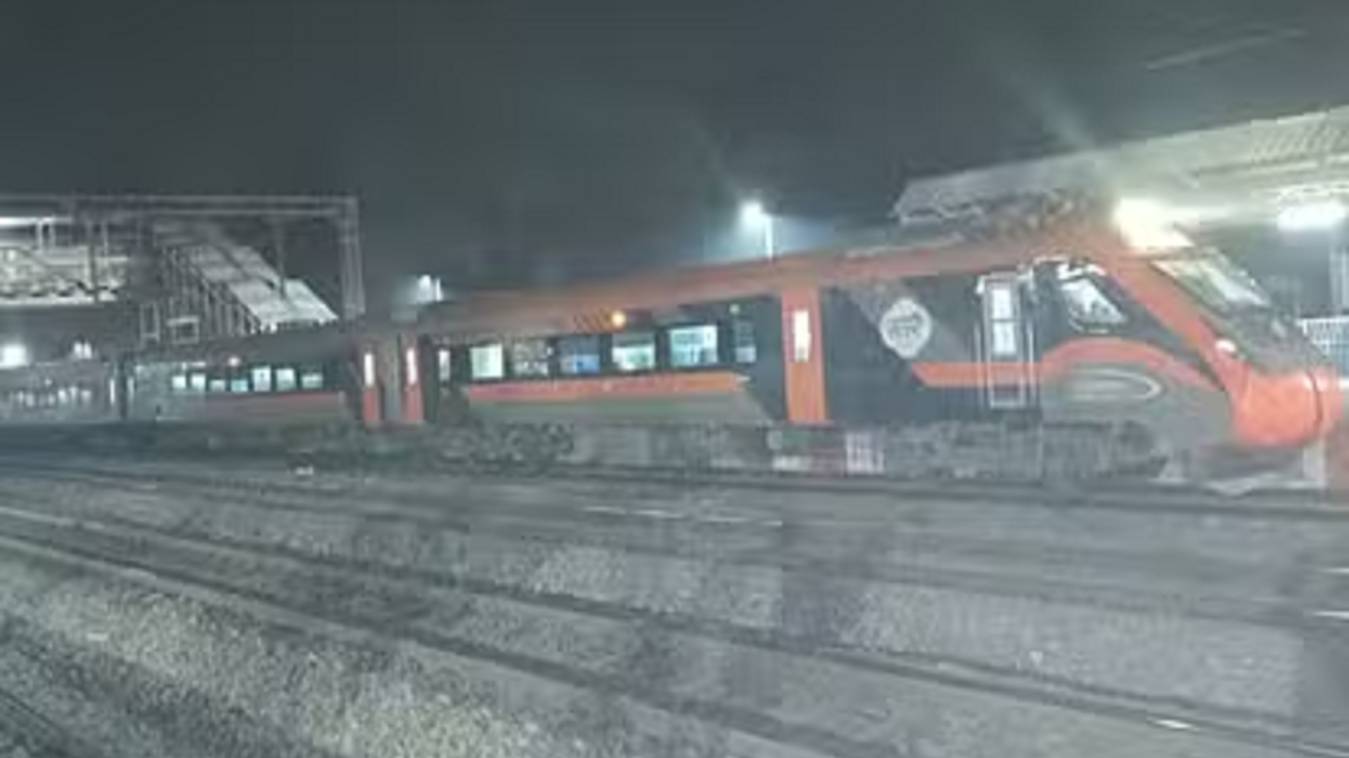 वंदे भारत ट्रेन जौनपुर पहुंचते ही बजने लगा अचानक अलार्म, 3 घंटे लेट पहुंची वाराणसी