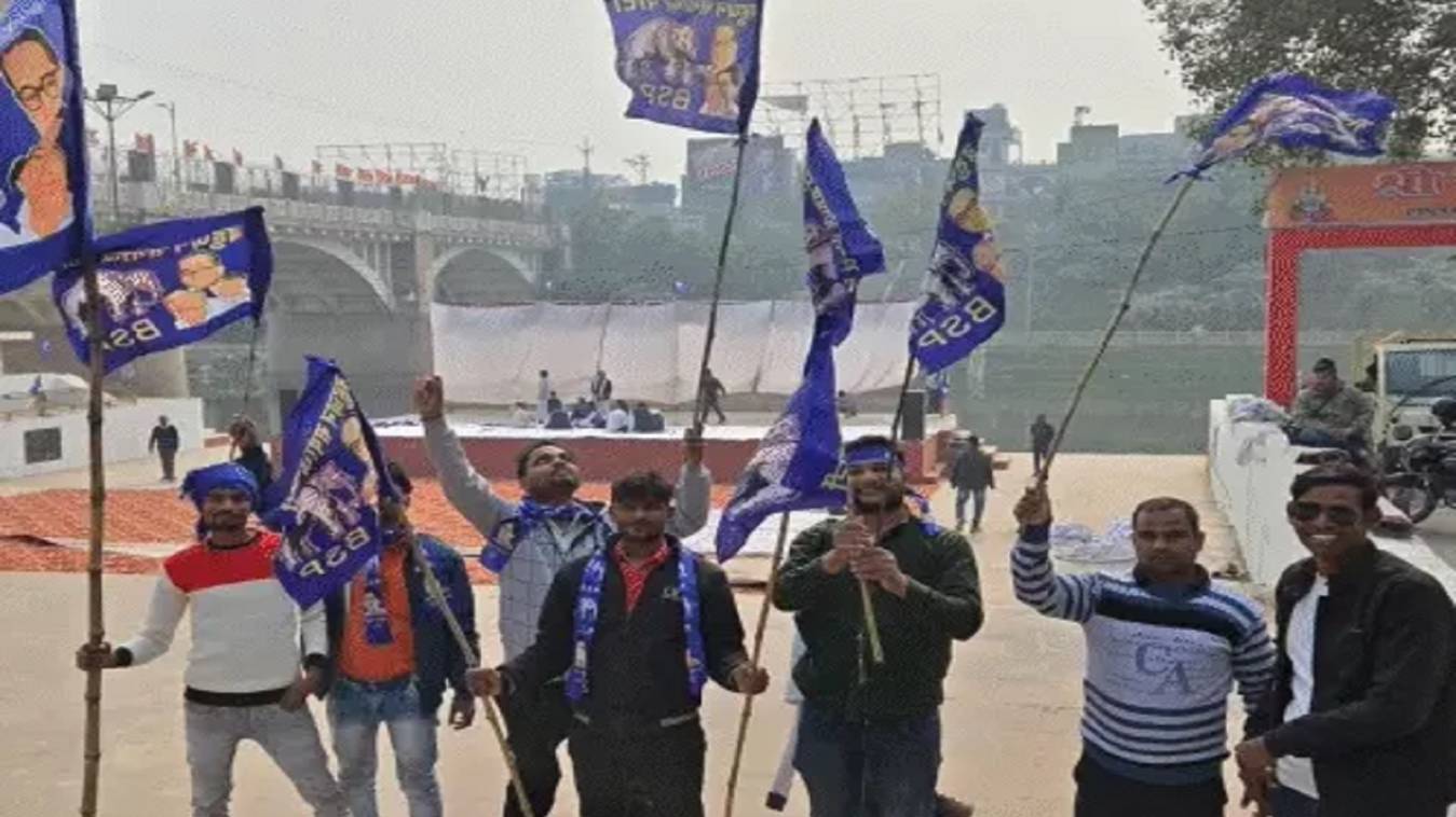 वाराणसी में शाह से माफी मंगवाने के लिए जुटने लगे बसपा कार्यकर्ता