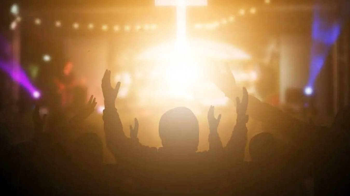 प्रभू यीशु के आगमन की तैयारी, चर्चें आकर्षक रोशनी से हुई जगमग