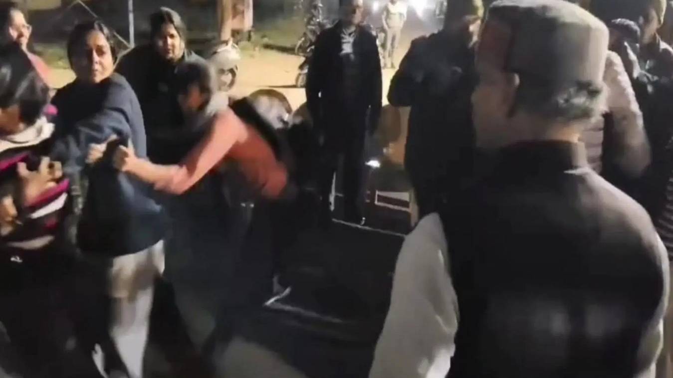 BHU में मनुस्मृति की प्रति जलाने के आरोप में प्राक्टोरियल बोर्ड और छात्रों में हंगामा, पुलिस ने कई  छात्रों किया गिरफ्तार 