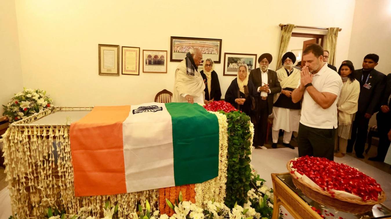 सोनिया, प्रियंका गांधी समेत दिग्गजों ने घर पहुंचकर दी श्रद्धांजलि, राहुल ने कहा मैंने अपना मार्गदर्शक खो दिया', 