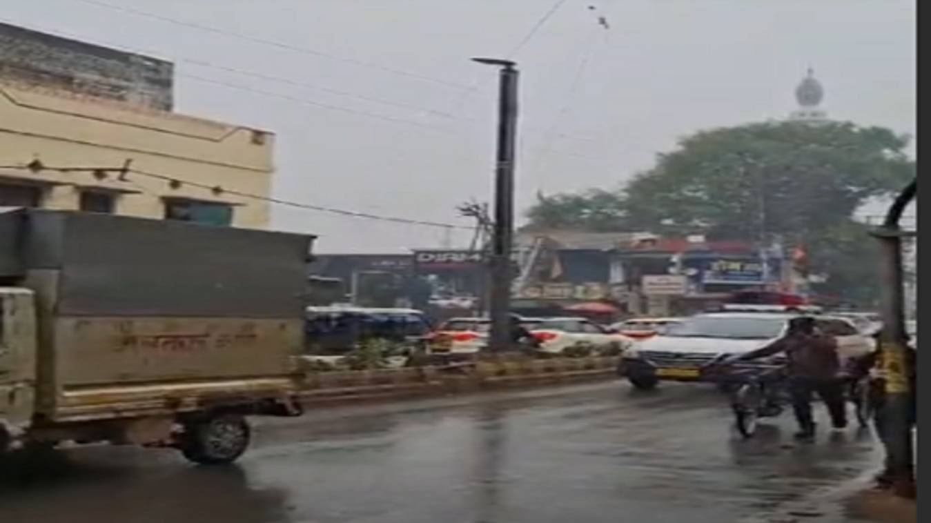 वाराणसी में शुरू हुई बूंदाबांदी, ठंडी हवाओं ने बढ़ाई गलन