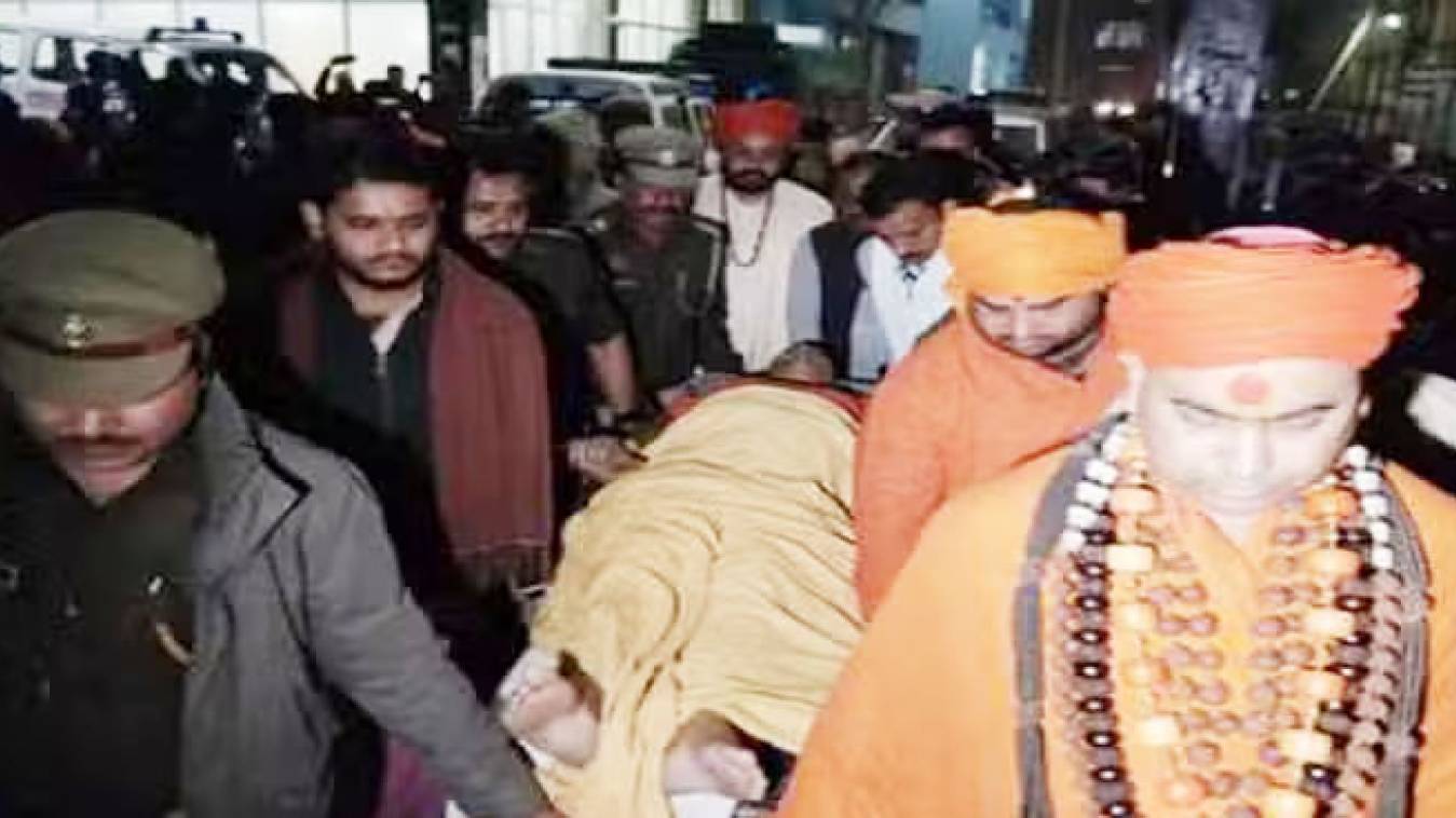 सड़क हादसे  में आवाहन अखाड़े के महामंडलेश्वर अरुण गिरी समेत तीन घायल