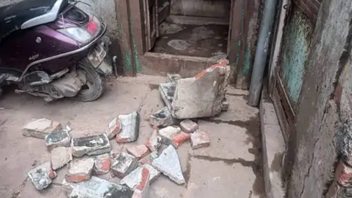  वाराणसी में बारजा समेत नीचे गिरीं दो बहनें, एक की माैत, दूसरे की हालत गंभीर