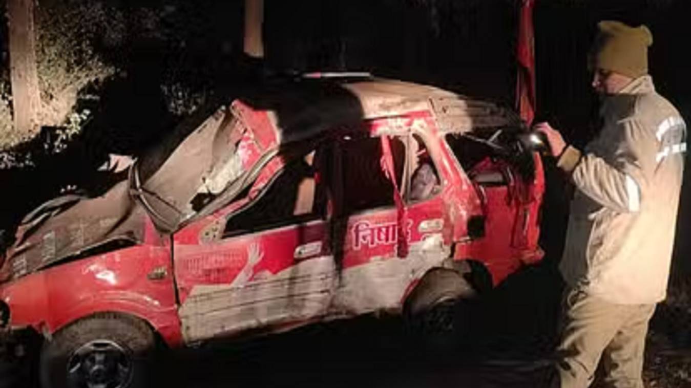 मंत्री संजय निषाद के काफिले में बड़ा हादसा, गाड़ी पलटने से 6 लोग घायल 