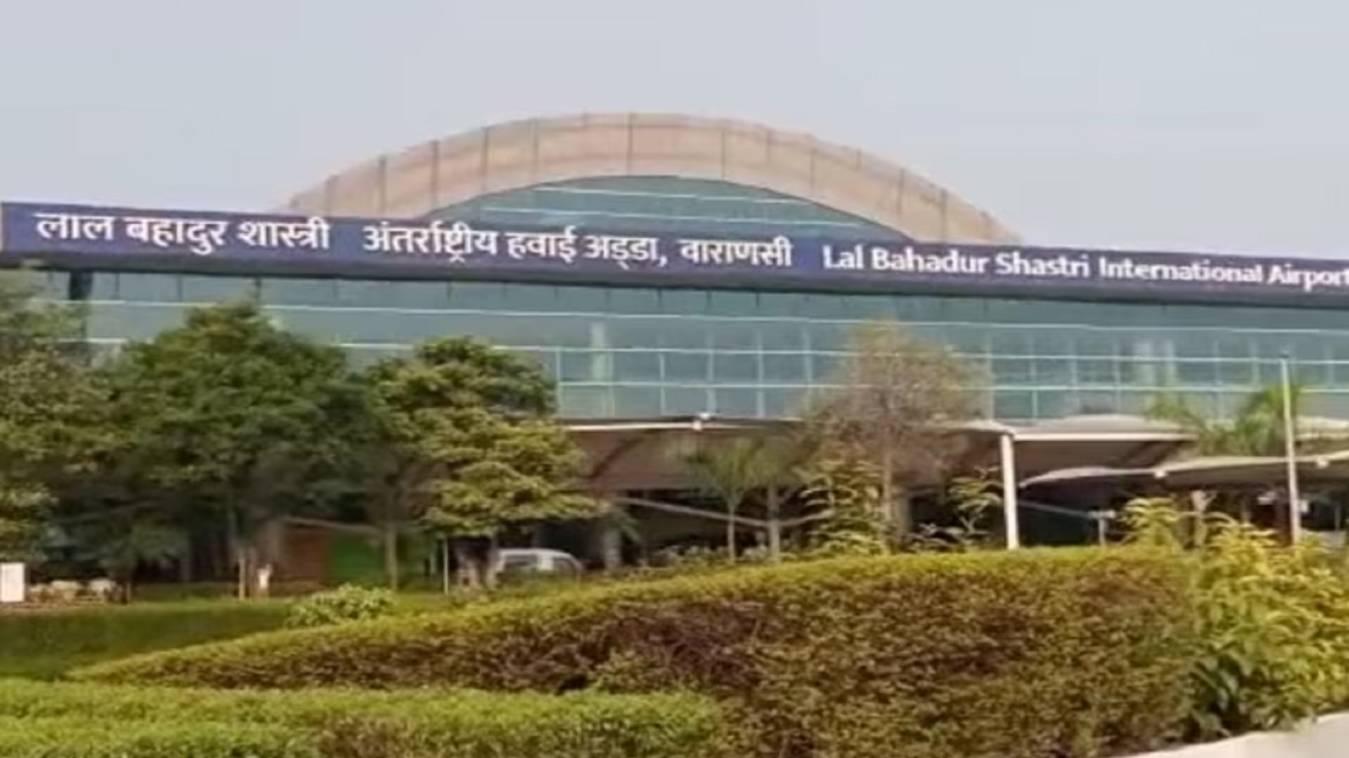 Varanasi : कोहरे की वजह से एयरपोर्ट से एक दर्जन विमान लेट, डायवर्ट करनी पड़ी फ्लाइट