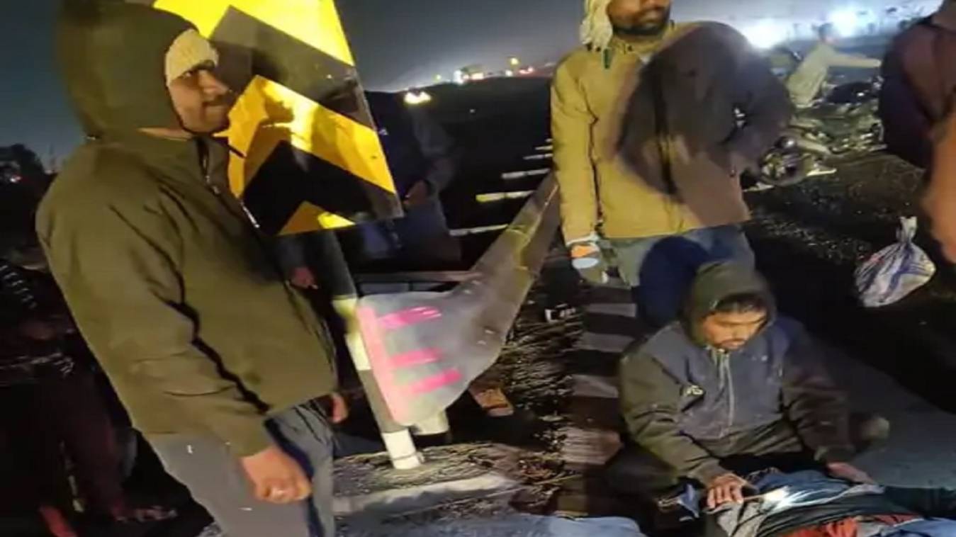 वाराणसी-प्रयागराज हाईवे पर हादसा, दो बाइकों की भिड़ंत में 1 की मौत, 3 की हालत गंभीर