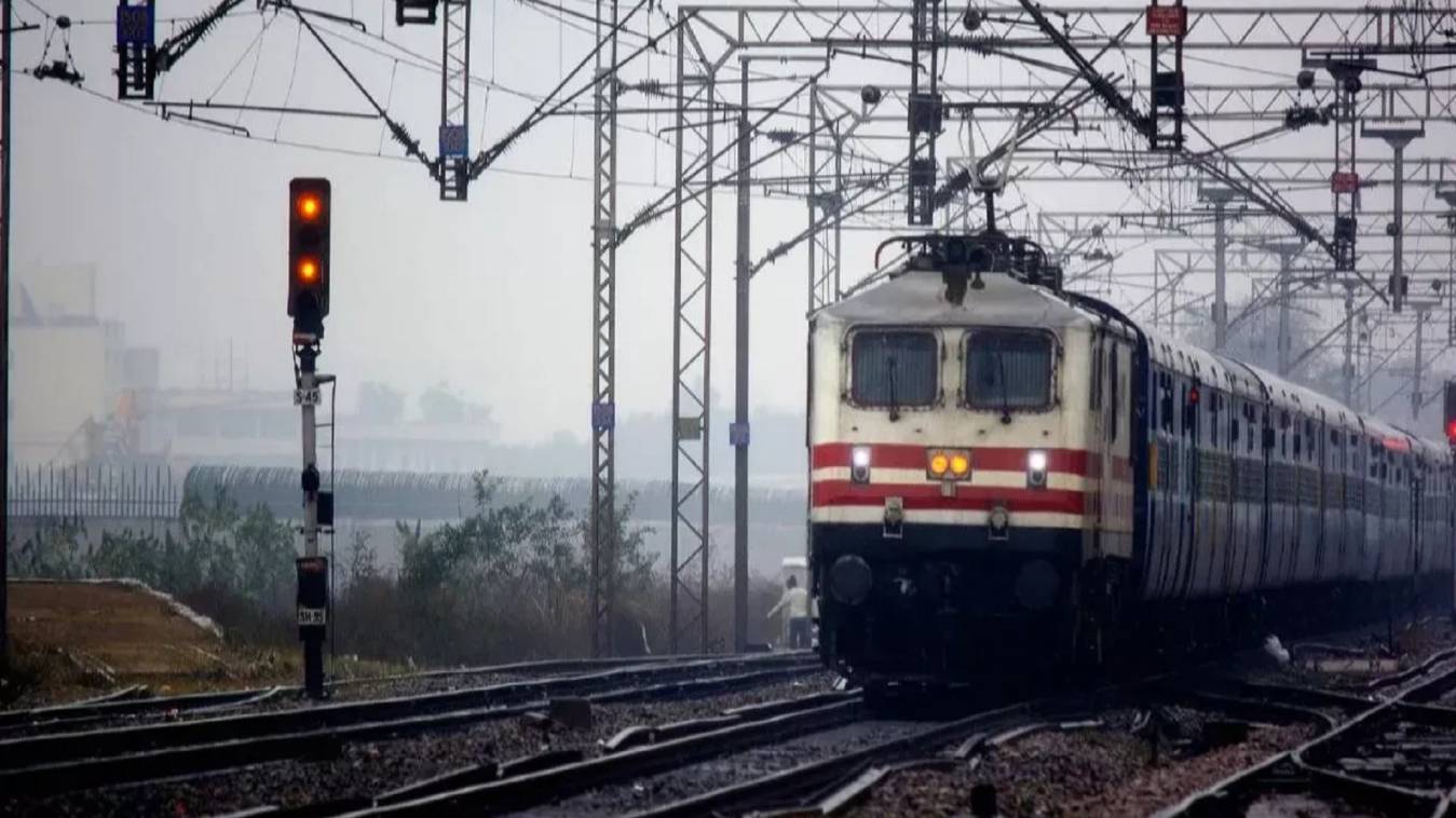 Mahakumbh : श्रद्धालु बिना टिकट ट्रेन में हो सकेंगे सवार, रेलकर्मियों की जैकेट से डिजिटल रेल टिकट बनाने की सुविधा