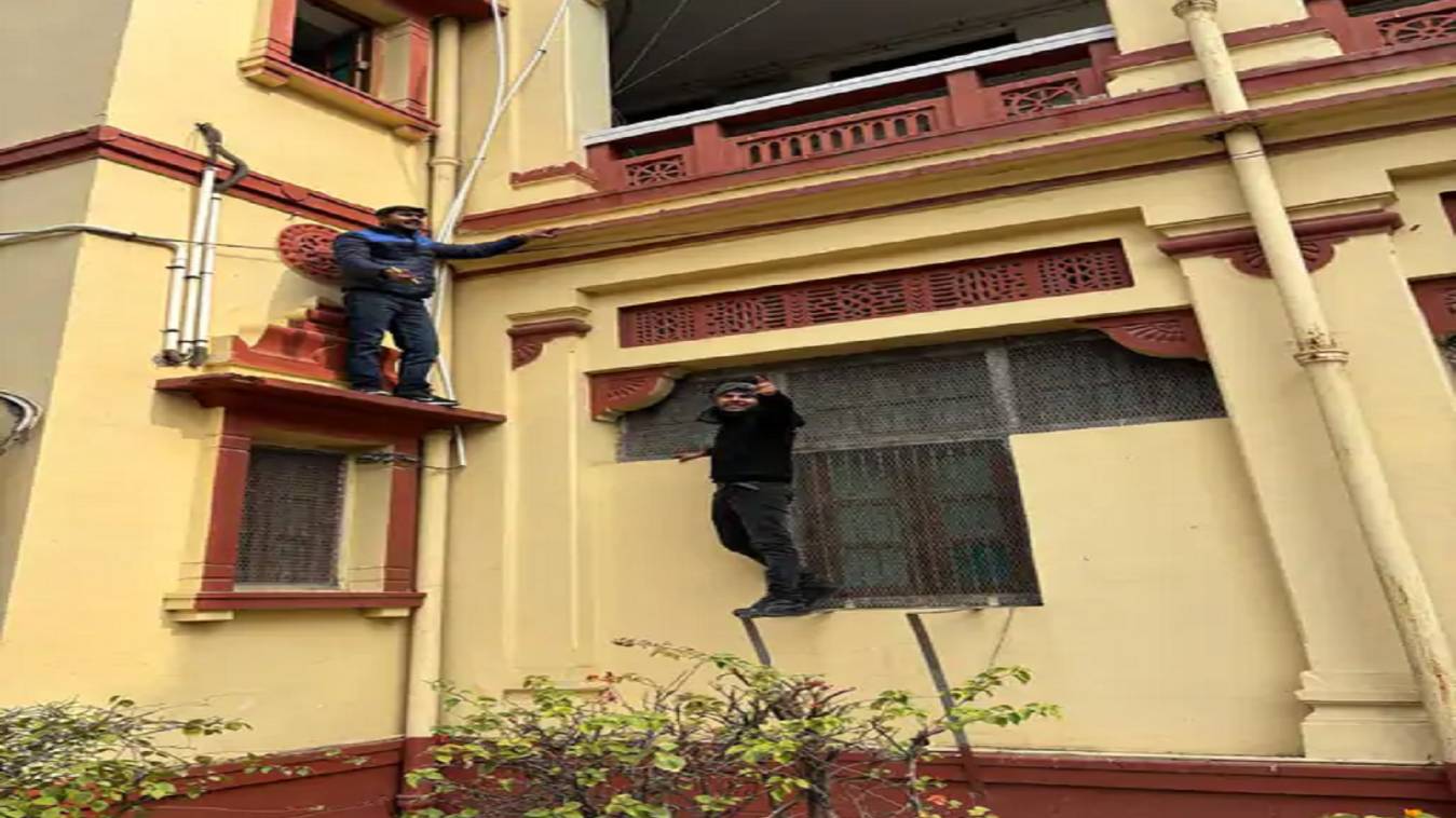 BHU केन्द्रीय कार्यालय पर छात्रों का विरोध-प्रदर्शन, छात्र बोले- PHD नियमावली में पुनः हो सुधार