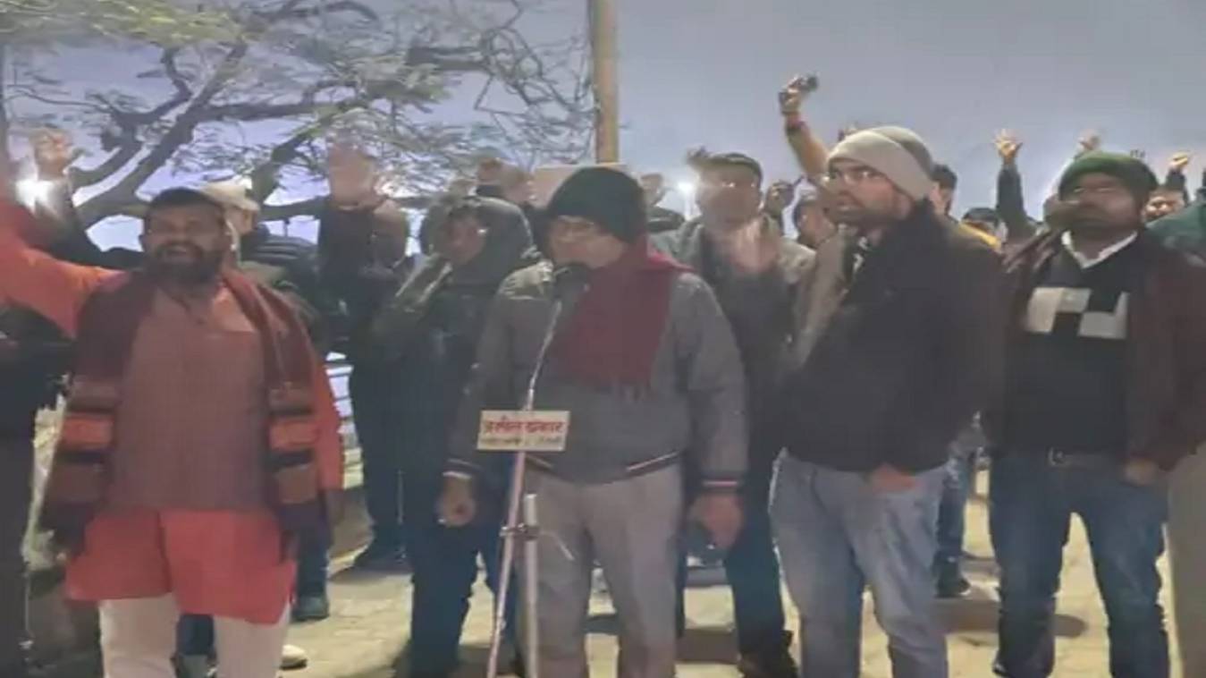 वाराणसी में निजीकरण के विरोध में बिजली विभाग कर्मचारियों ने किया प्रदर्शन,13 को बांधेंगे काली पट्टी