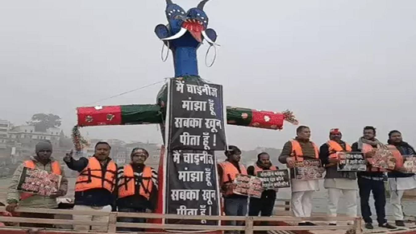 Varanasi: गंगा पार दफनाया 'चाइनीज राक्षस, नमो घाट से अस्सी घाट तक मोटर बोट पर खड़े होकर सपाजनों ने किया प्रदर्शन