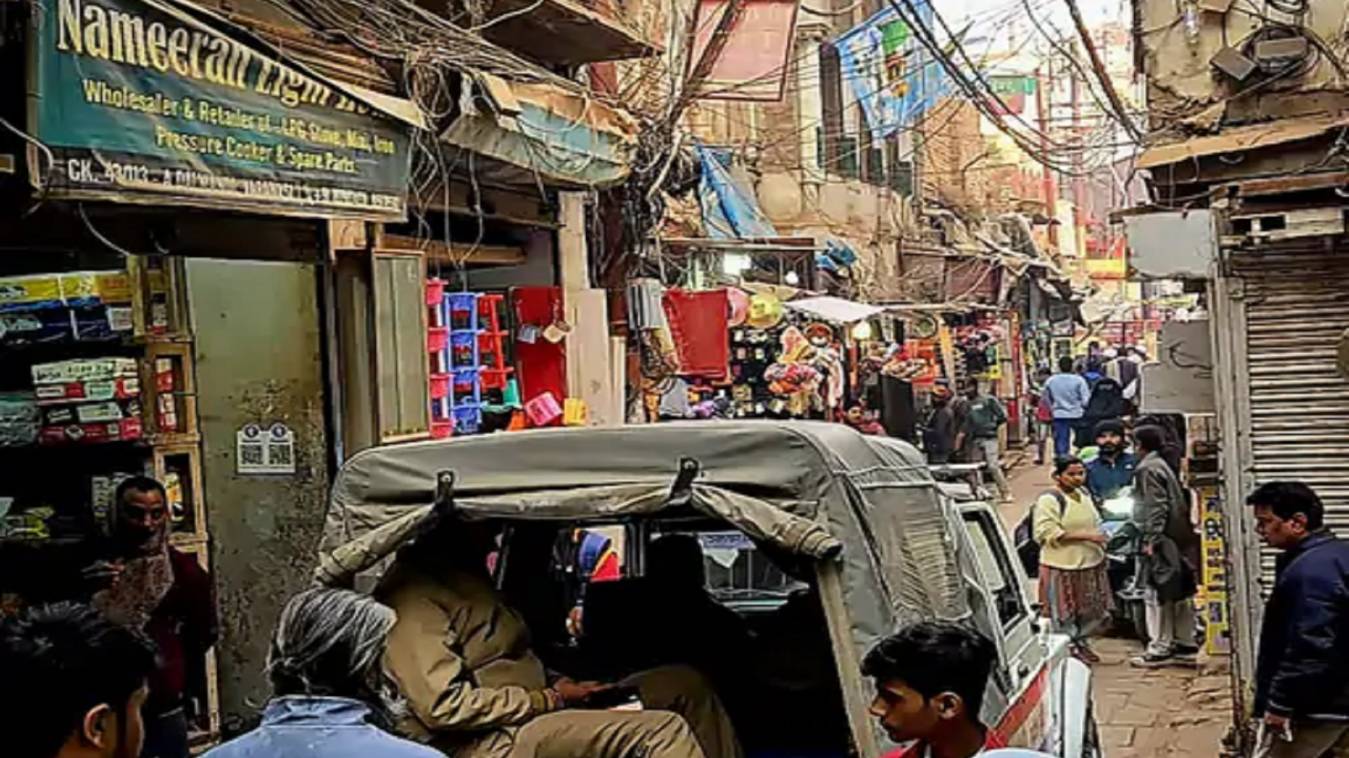 Varanasi:  दालमंडी इलाके में पुलिस ने अतिक्रमण हटाओ चलाया अभियान