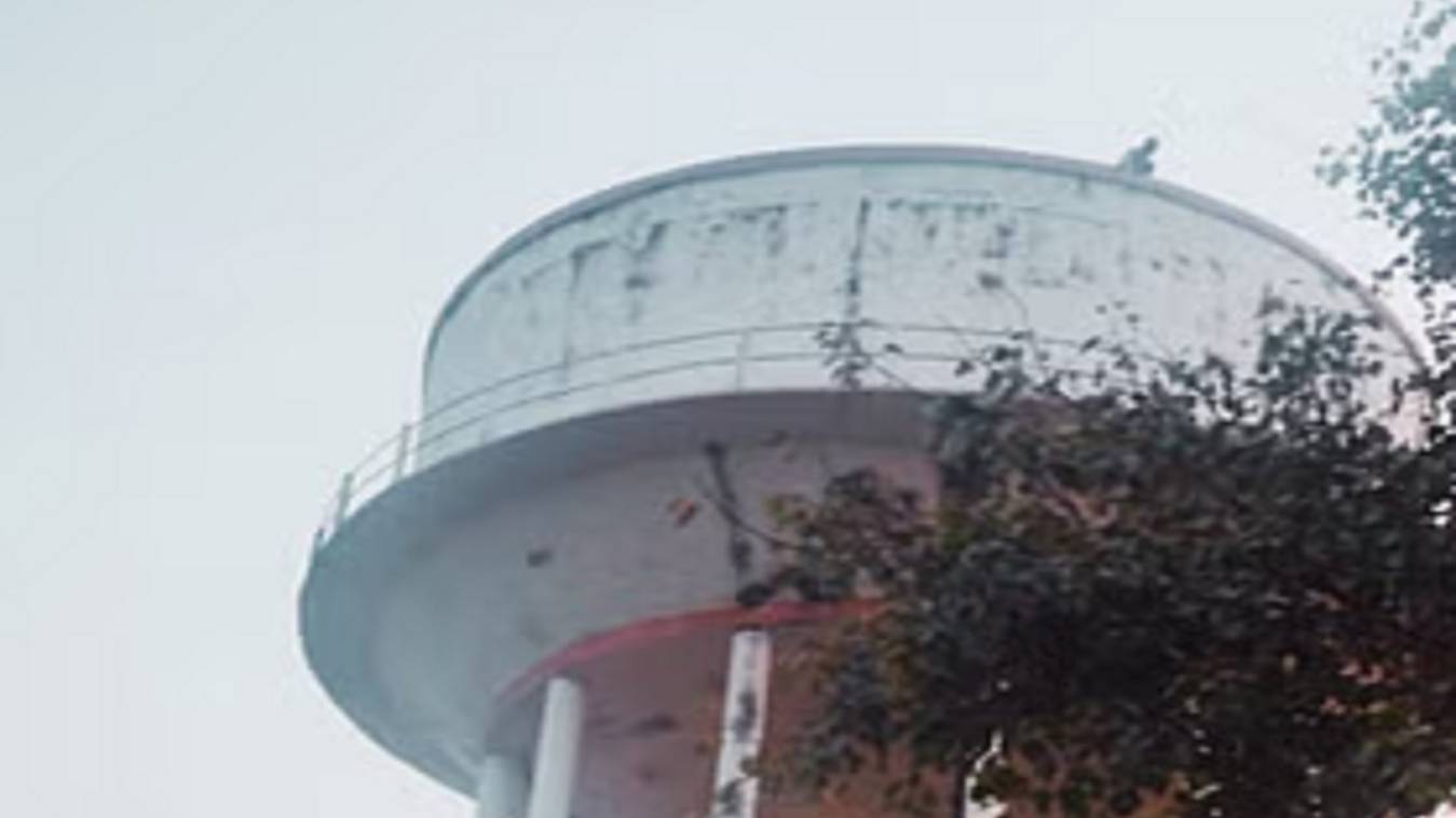  वाराणसी में दो बच्चों की मां से शादी के लिए पानी टंकी पर चढ़ा युवक, जमकर किया हंगामा