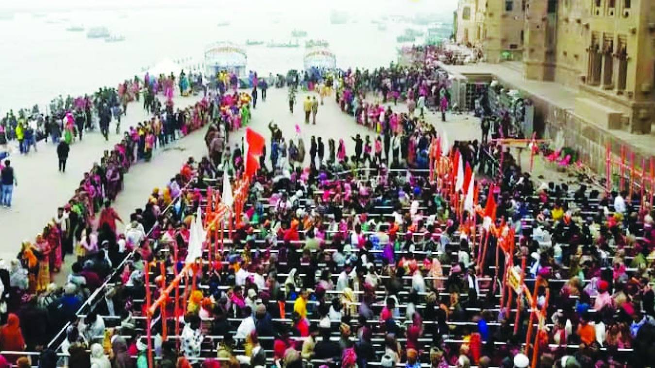 महाकुंभ के श्रद्धालुओं से पटी गलियों में कंधा छिलने की स्थिति