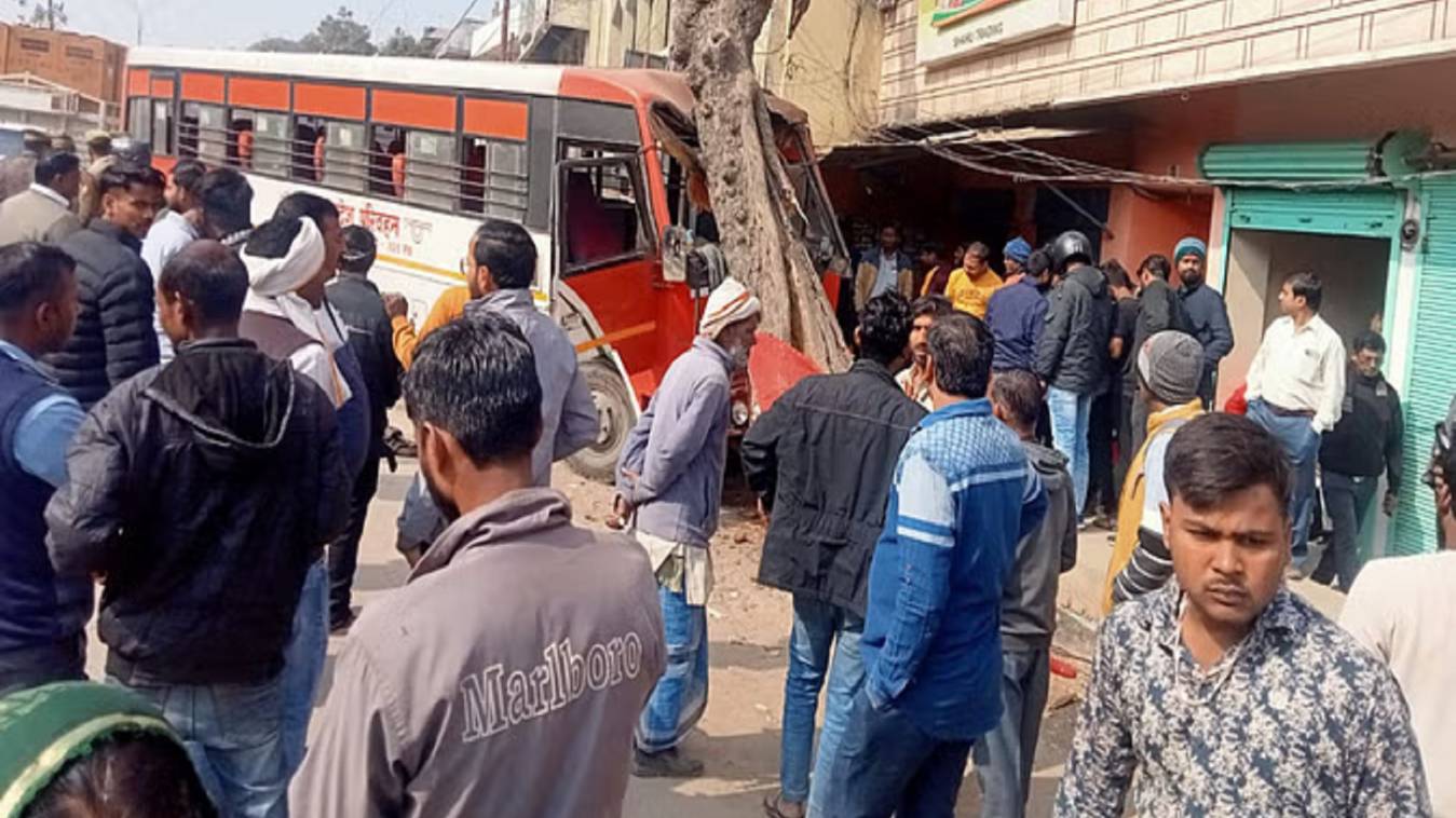 महिला को रौंदकर पेड़ से भिड़ी रोडवेज की बस, तेज रफ्तार रोडवेज बस के ड्राइवर को आई मिर्गी, कई यात्रियों को आई चोट