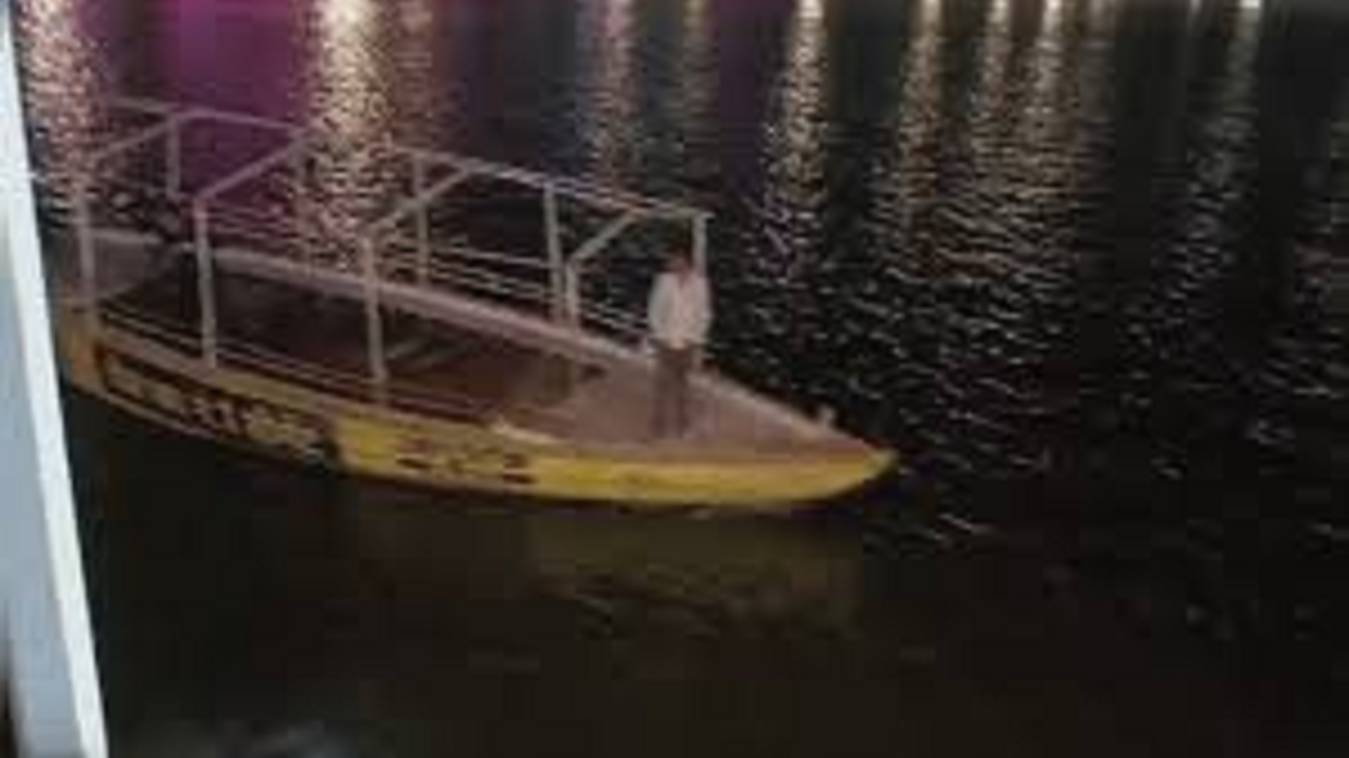 गंगा की लहरों के बीच फंसी क्रूज तो पर्यटक की बढ़ी धुकधुकी : 2 घंटे तक फंसे रहे पर्यटक, 4 नाव खींचकर लगाया किनारा 