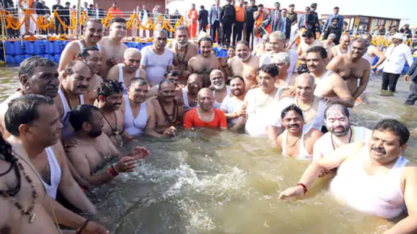 CM Yogi ने 54 मंत्रियों के साथ संगम में लगाई आस्था की डुबकी, मंत्रिपरिषद की बैठक में 7 जिलों का नया धार्मिक सर्किट बनाने का किया  ऐलान