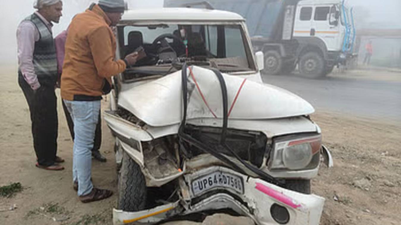 नेशनल हाईवे पर दो लोगों की मौत,  बर्थडे पार्टी में जाते समय डिवाइडर से टकराई तेज रफ्तार बोलेरो