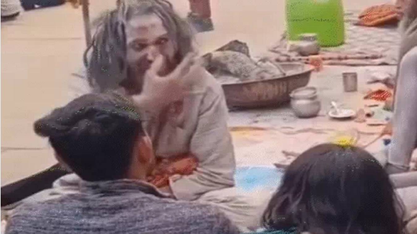 महाकुंभ छोड़ने के बाद काशी के मणिकर्णिका घाट पर भस्म लगाए दिखे IIT बाबा, विदेशी टूरिस्ट को समझा रहे अध्यात्म