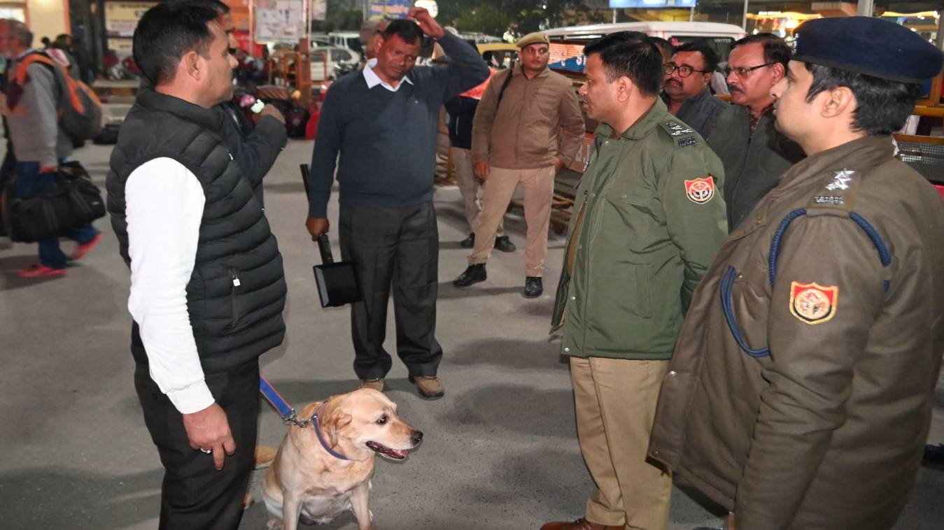 महाकुंभ से स्नान के बाद काशी आने वाले श्रद्धालुओं की सड़कों पर भारी भीड़,शहरी क्षेत्र में वाराणसी में रजिस्टर्ड गाड़ियों को ही अनुमति