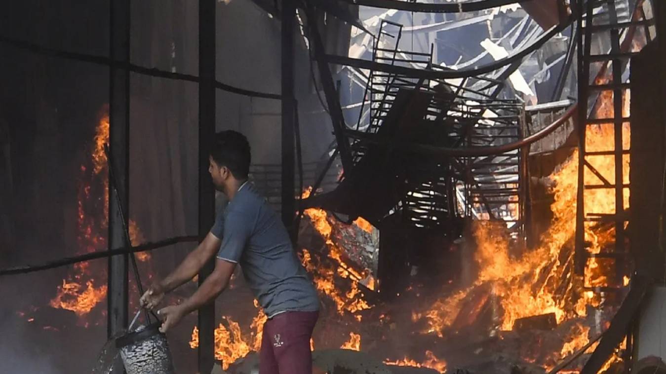 गोरेगांव के फर्नीचर मार्केट में लगी भीषण आग, 50 गोदाम जलकर हुए राख
