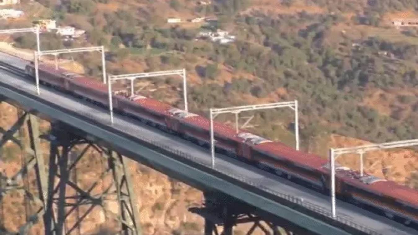 दुनिया के सबसे ऊंचे चेनाब पुल से गुजरी स्पेशल वंदे भारत