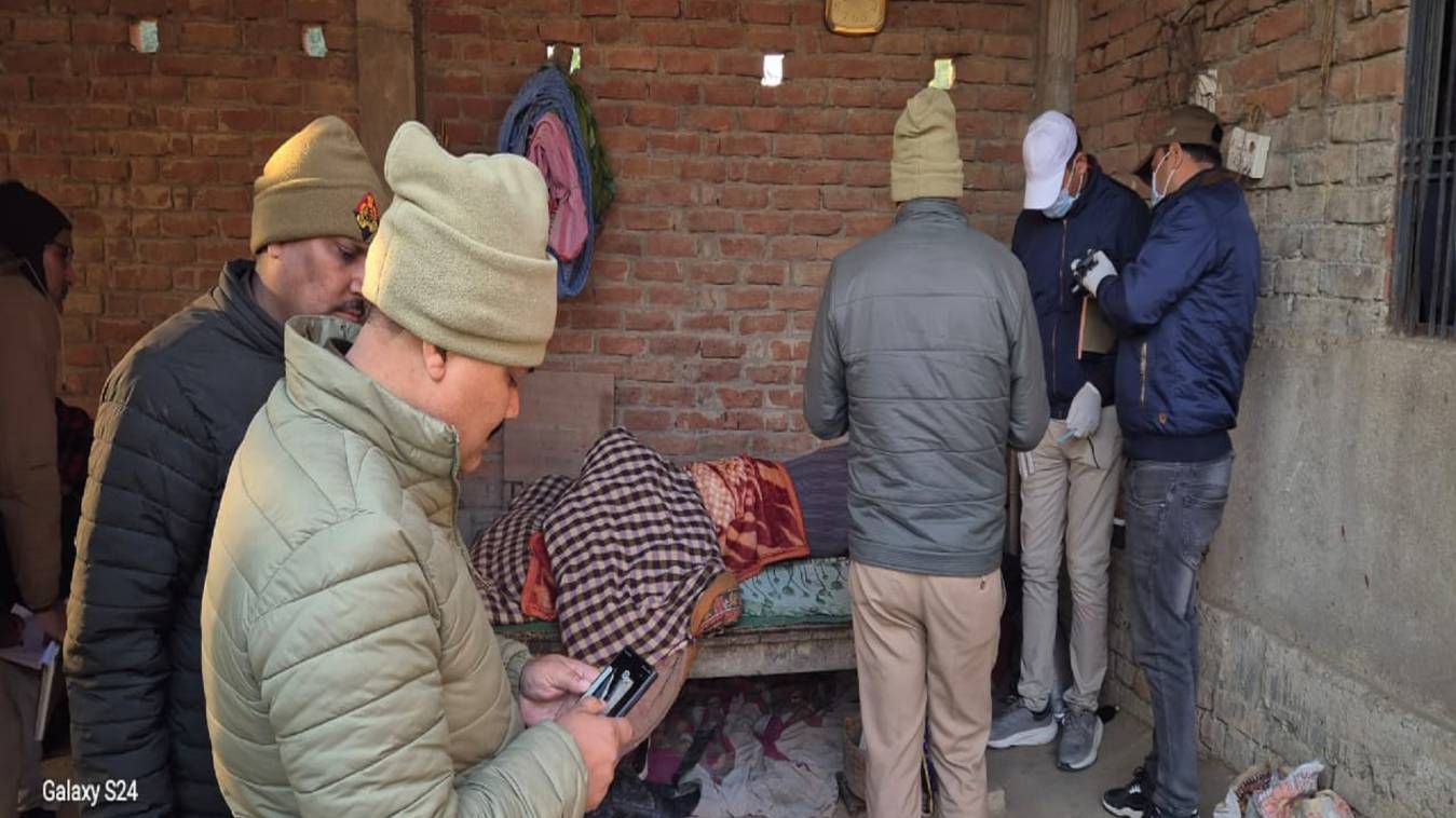 वाराणसी में घर के बाहर सो रहे वृद्ध की सिर कूंचकर हत्या: ससुर को जगाने पहुंची बहू तो खून से लथपथ मिला शव, हमलावरों ने हत्याकर ढक दी रजाई