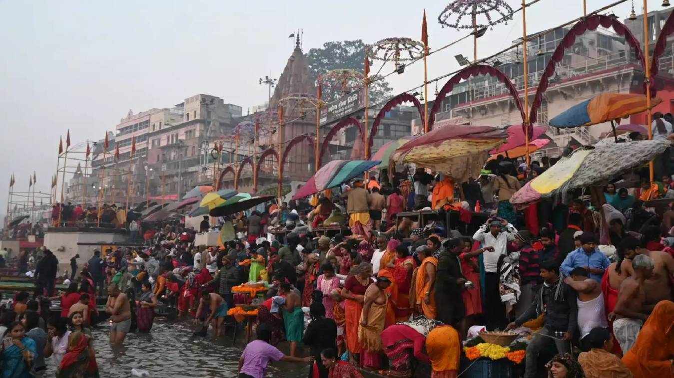 Mauni Amavasya 2025: काशी के गंगा घाटों पर लाखों श्रद्धालुओं ने लगाई पुण्य की डुबकी, प्रशासन हाईअलर्ट 