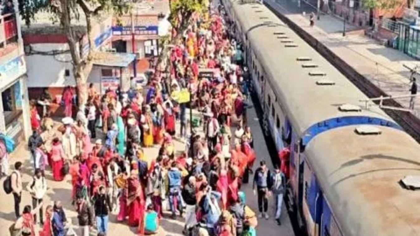महाकुंभ में भगदड़ के बाद 21 ट्रेनें निरस्त, वाराणसी में  5 लाख यात्री फंसे