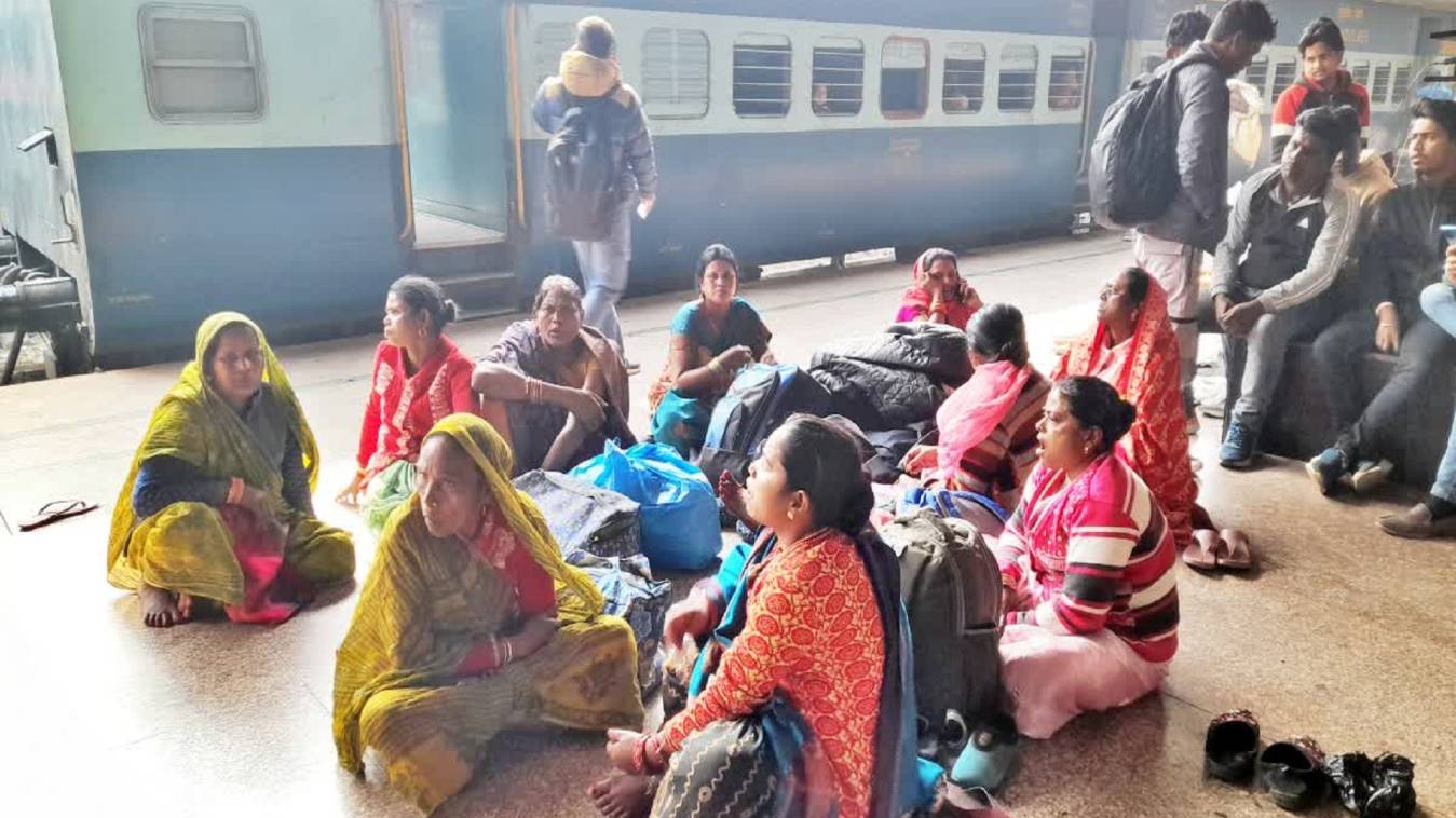 महाकुंभ में हादसे के बाद प्रयागराज से काशी पहुंचने में यात्रियों को लग गए 12 घंटे, 18 घंटे तक की देरी से चलीं ट्रेनें