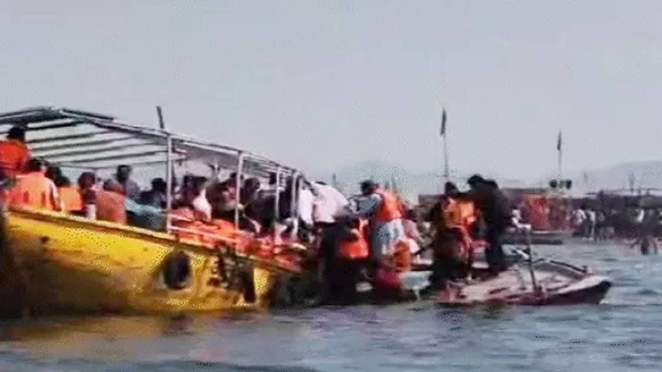 गंगा में बड़ी नाव की टक्कर से पलटी छोटी नाव, मची अफरा-तफरी; छह यात्रियों को किया गया रेस्क्यू