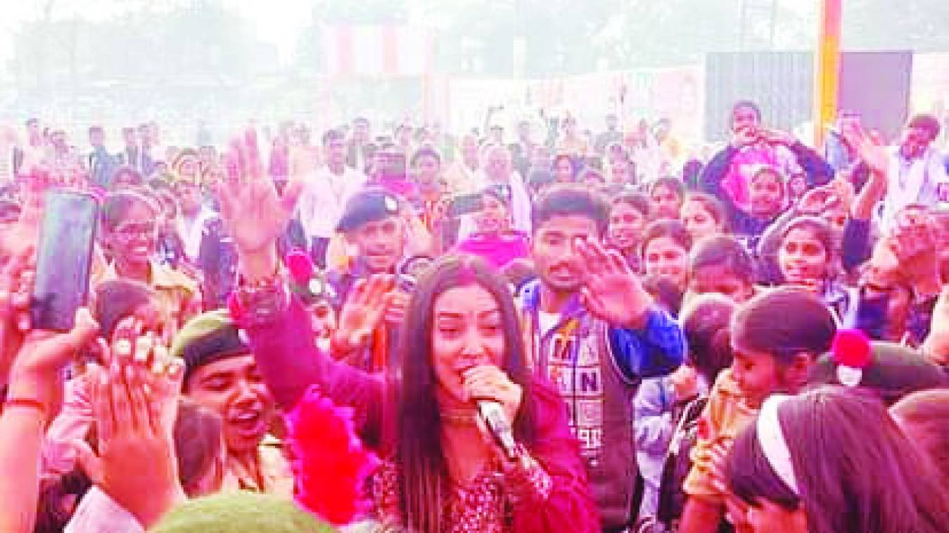 महोत्सव में सुर संग्राम के विजेताओं ने छेड़ी सुरों की तान