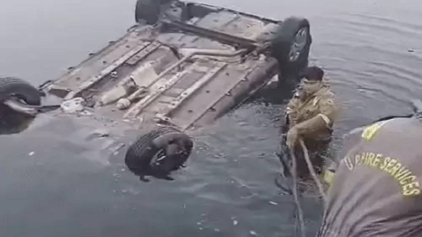 लखनऊ में दर्दनाक हादसा: हाईकोर्ट के दो वकीलों की कार तालाब में डूबने से मौत, पुलिस जांच में जुटी 