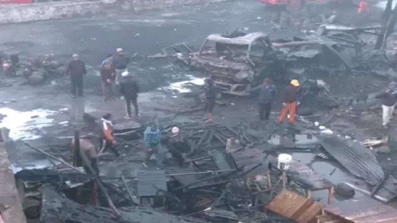 गाजियाबाद में 150 गैस सिलेंडर से भरे ट्रक में लगी आग, आसपास के कई मकान चपेट में