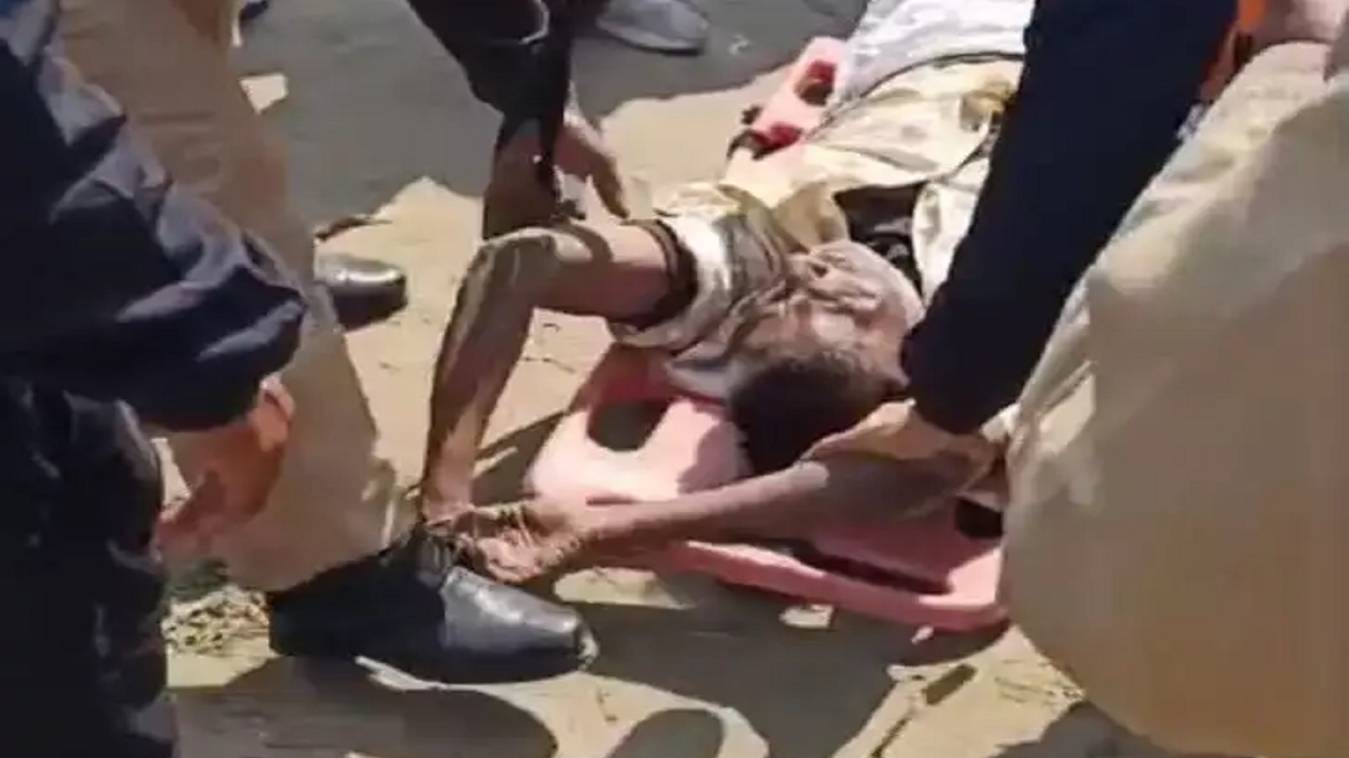 राजघाट पुल से व्यक्ति ने आत्महत्या के इरादे से गंगा में लगाई छलांग, NDRF ने प्राथमिक उपचार कर भेजा अस्पताल