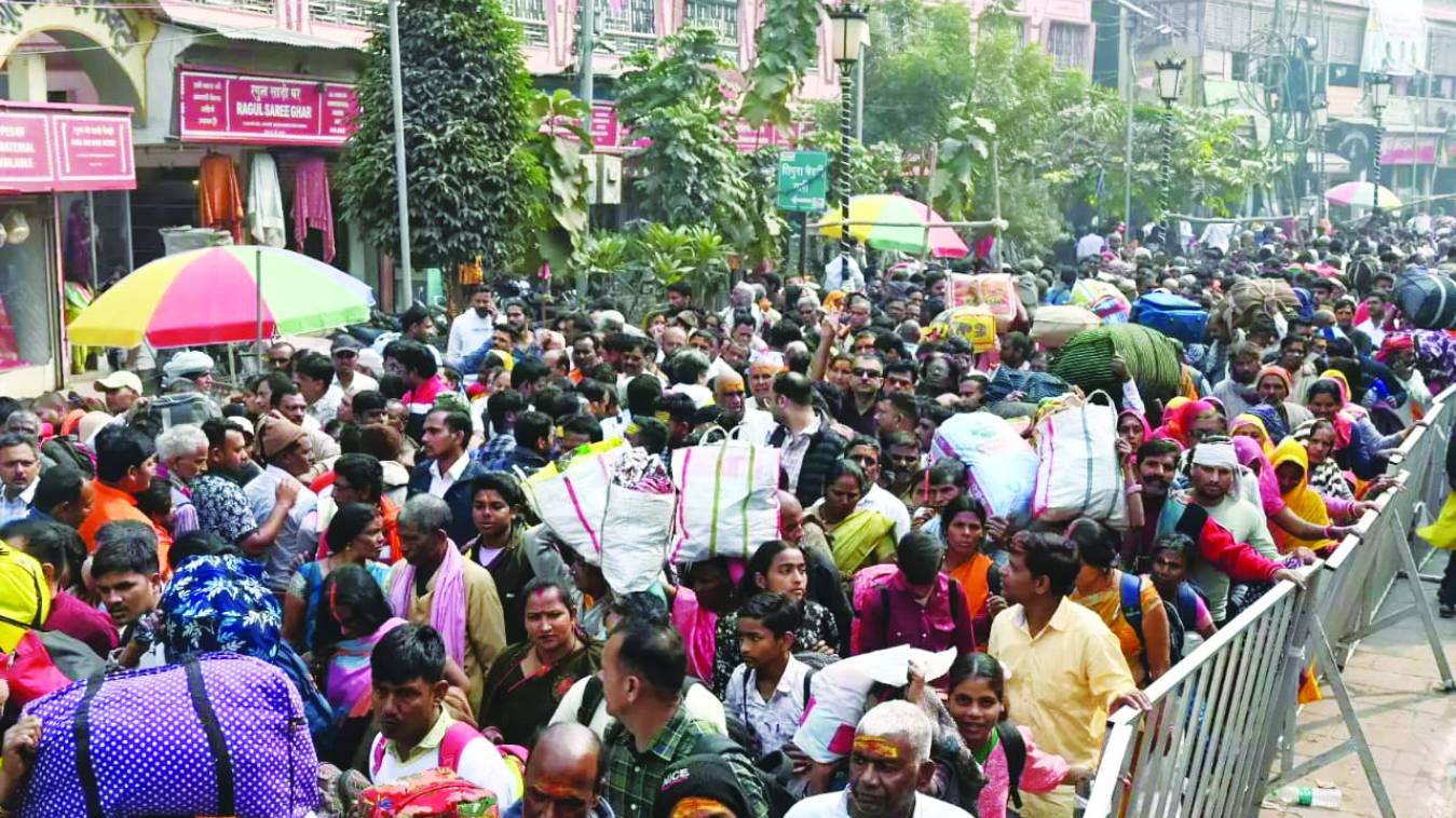 आस्था के ठाट...पट गए हाट, घाट, पाट 