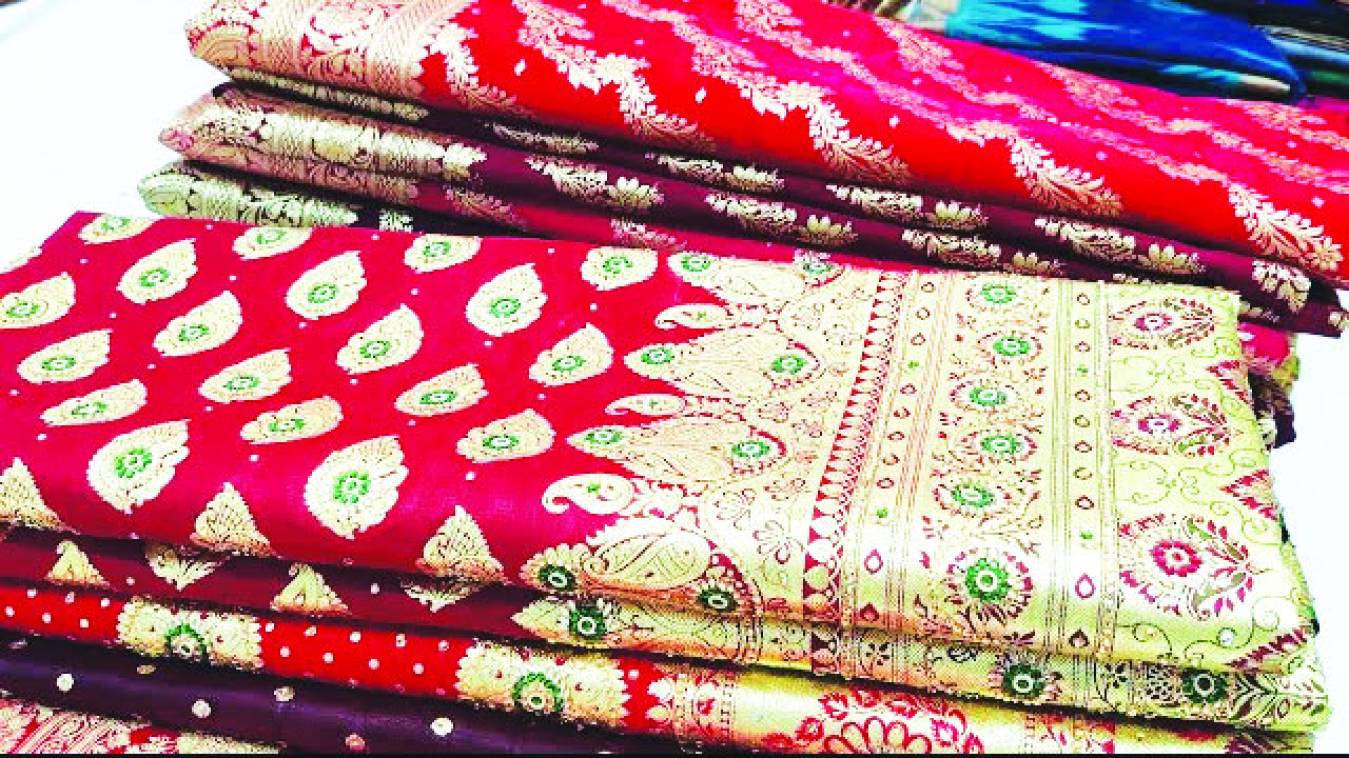 पैसों की लालच में बनारसी साड़ी की साख पर लगा रहे बट्टा