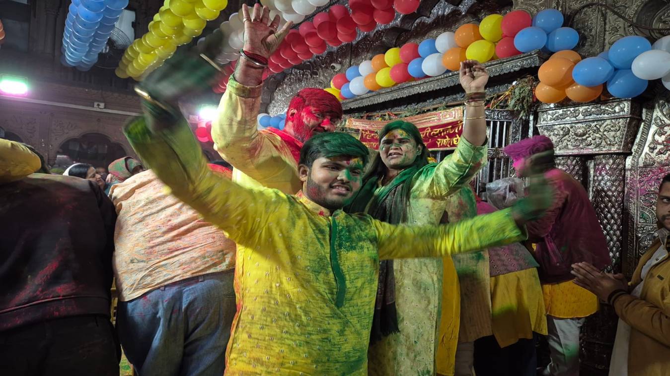 ब्रज में शुरू हुआ 40 दिन का होली उत्सव, बांके बिहारी संग भक्तों ने खेली होली; मंदिरों में जमकर बरसा अबीर-गुलाल