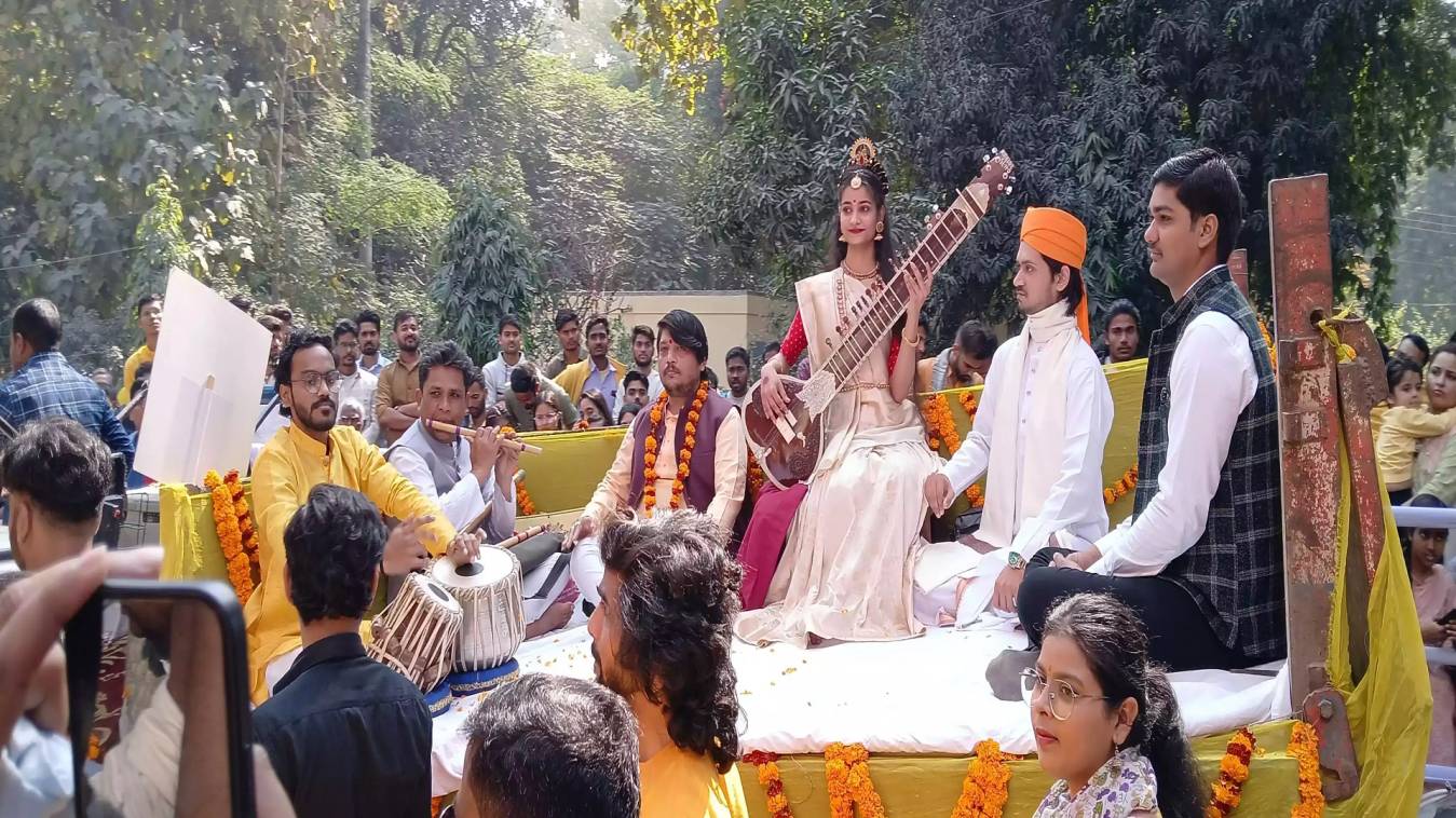 काशी हिंदू विश्वविद्यालय के 109 वें स्थापना पर महाकुंभ की थीम पर निकली झांकियां, भोजपुरी के गाने पर जमकर थिरके स्टूडेंट्स