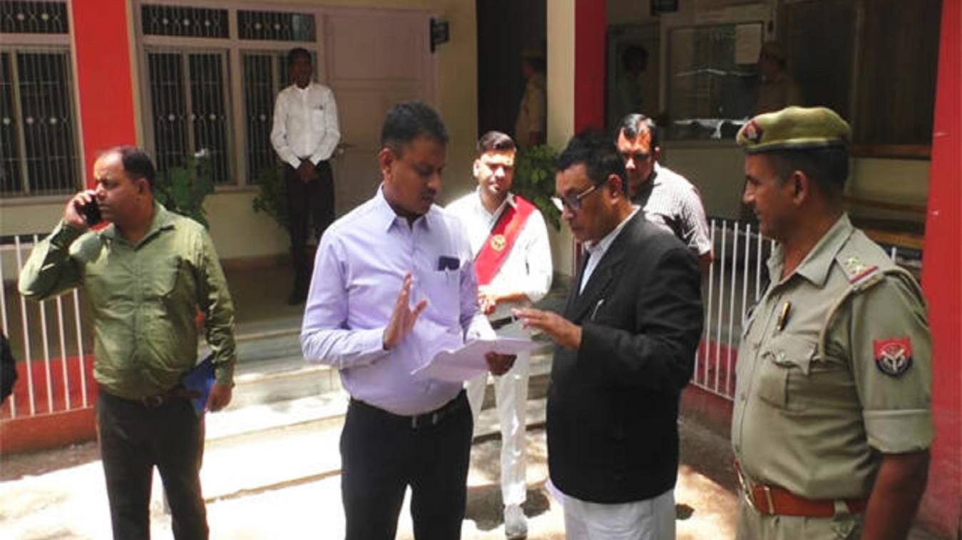  DM का अकाउंट सीज होने से 800 लोगों का रुका वेतन, ये है पूरा मामला