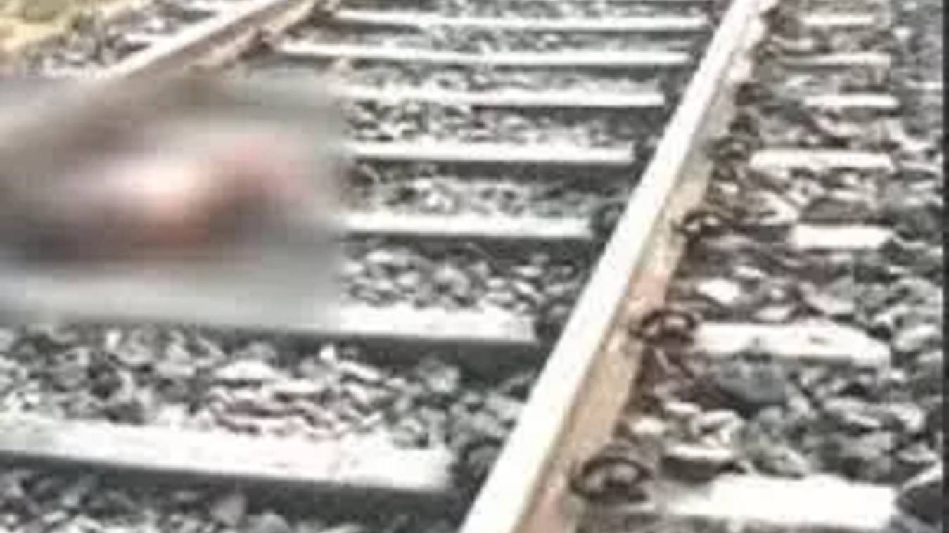 चार घंटे पैदल ट्रैक पर चलने के बाद मालगाड़ी मारी टक्कर, दो श्रमिकों की मौत 